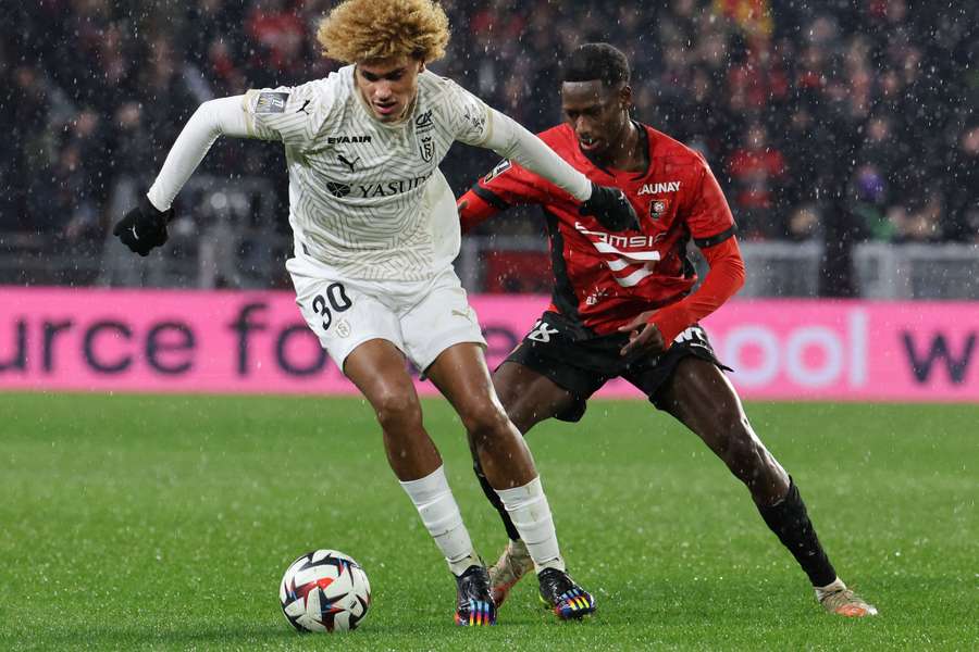 John Patrick en un duelo entre el Reims y el Rennes