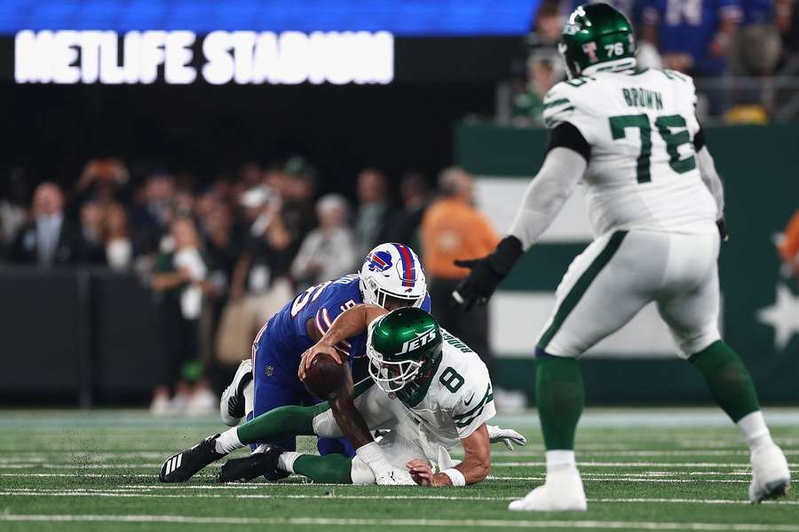 O quarterback Aaron Rodgers dos New York Jets é atacado pelo defesa Leonard Floyd dos Buffalo Bills