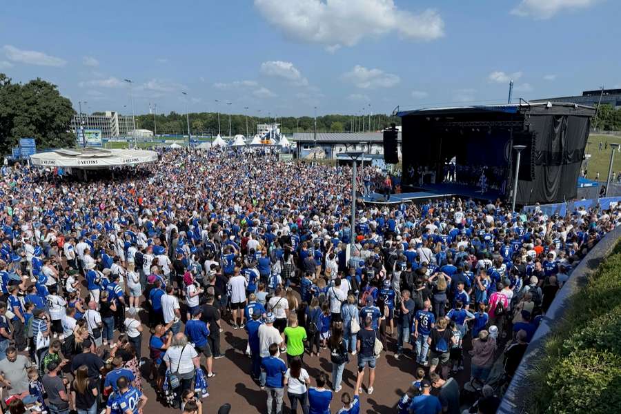 Schalke 04 eröffnet am Freitag die Saison in der 2. Bundesliga gegen Hertha BSC.