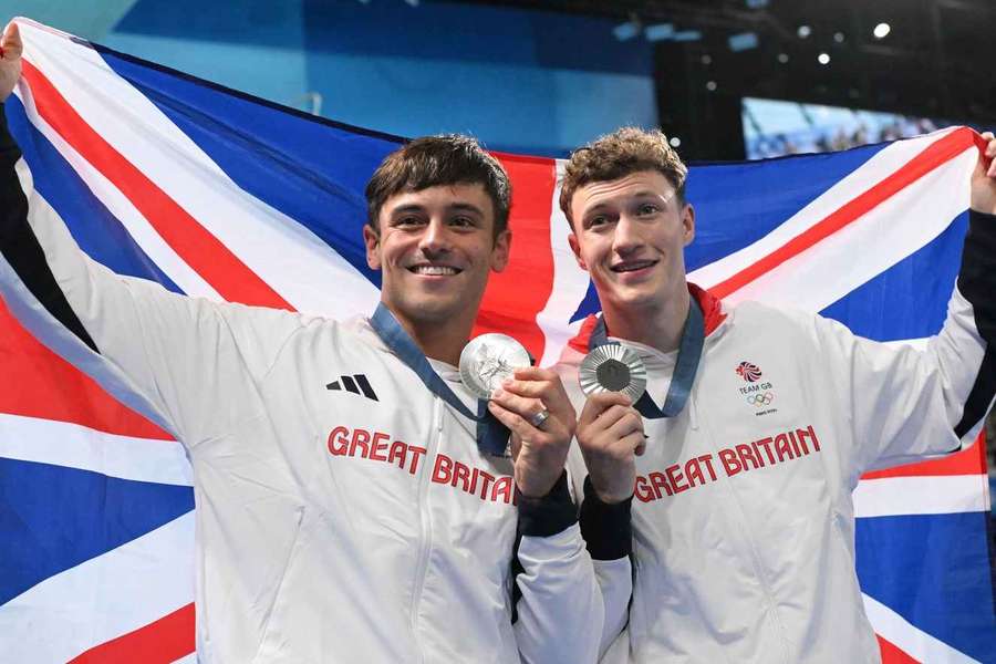 Noah Williams (l.) und Tom Daley (r.) präsentieren ihre Silbermedaillen.