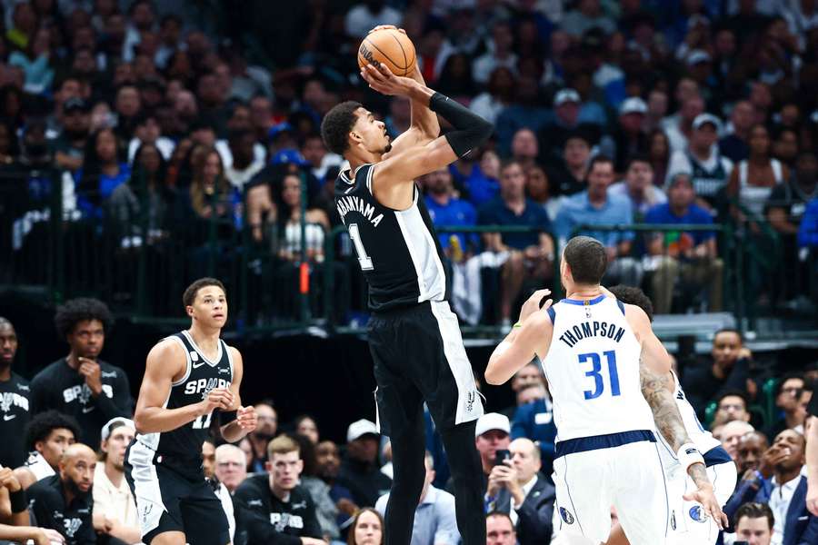San Antonio Spurs forward Victor Wembanyama shoots over Dallas Mavericks guard Klay Thompson