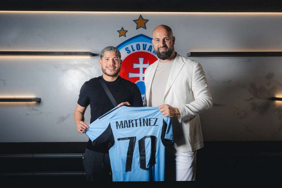 Martínez pózuje s novým dresom. Martínez pózuje s novým dresom.