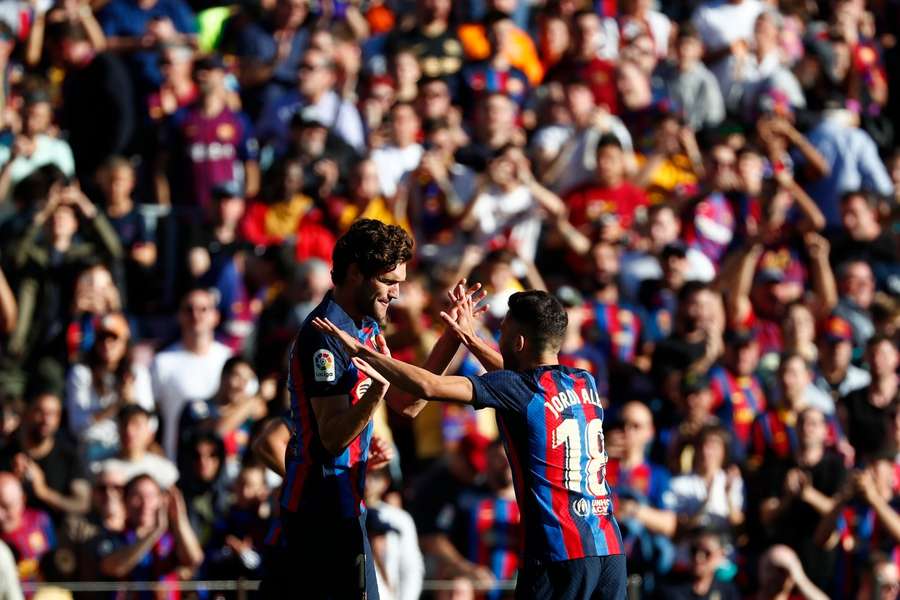 Marcos Alonso bejubelt seinen Treffer mit Jordi Alba. 