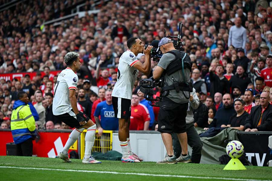 Trent Alexander-Arnold całuje kamerę.