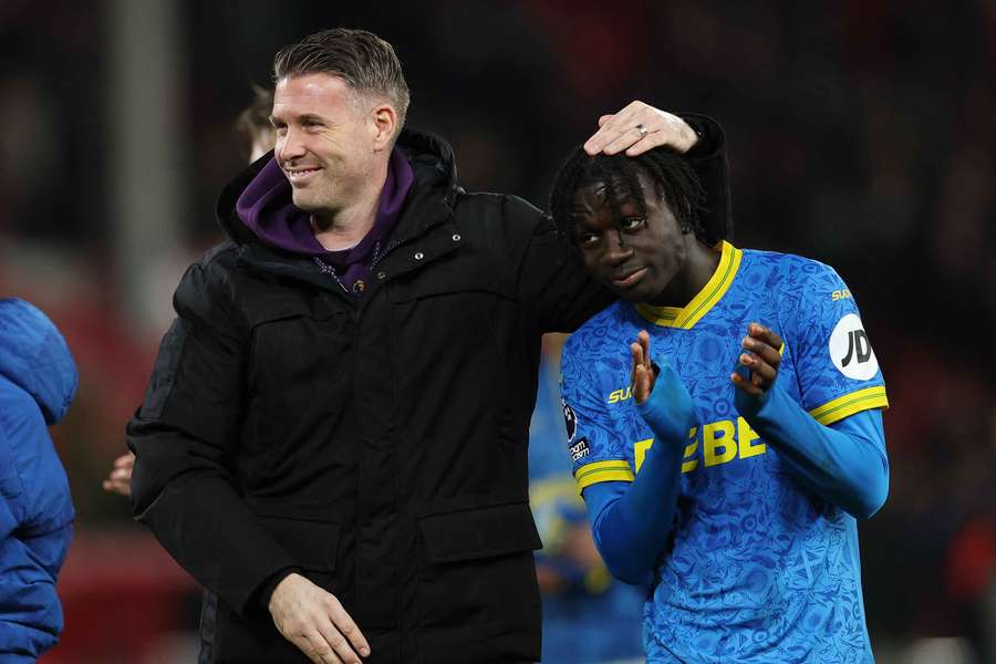 Mané po boku trenéra Wolves Roba Edwardse. Mané po boku trenéra Wolves Roba Edwardse.