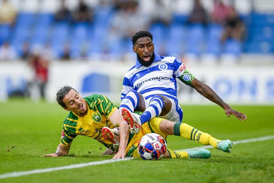 Amir Absalem en Jeffry Fortes in duel tijdens de vorige ontmoeting, op 11 augustus werd het 0-0 in Doetinchem