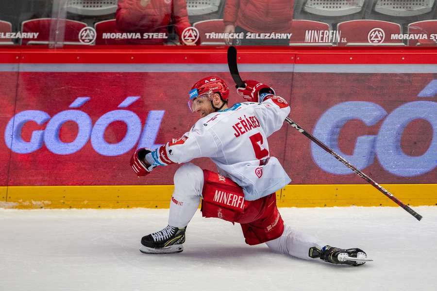 Jakub Jeřábek se raduje z branky do sítě Litvínova.