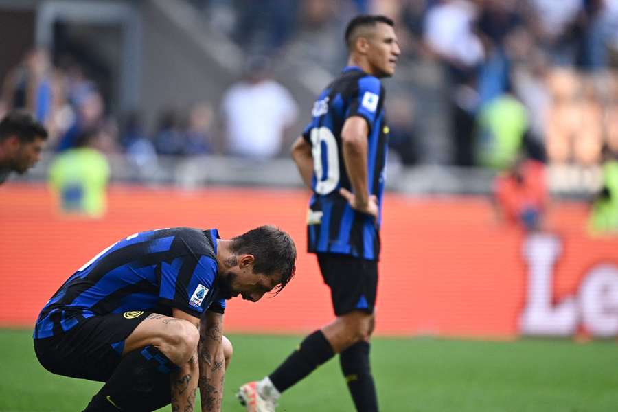 Acerbi, de rodillas, y Lautaro, lamentan el empate del Inter