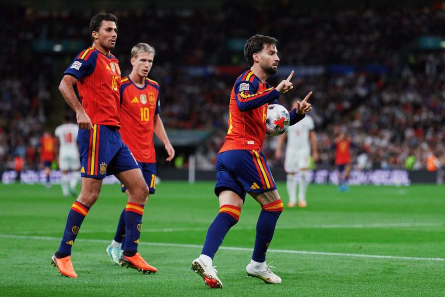 Álex Baena celebra o seu golo em Wembley com Rodri e Dani Olmo em segundo plano