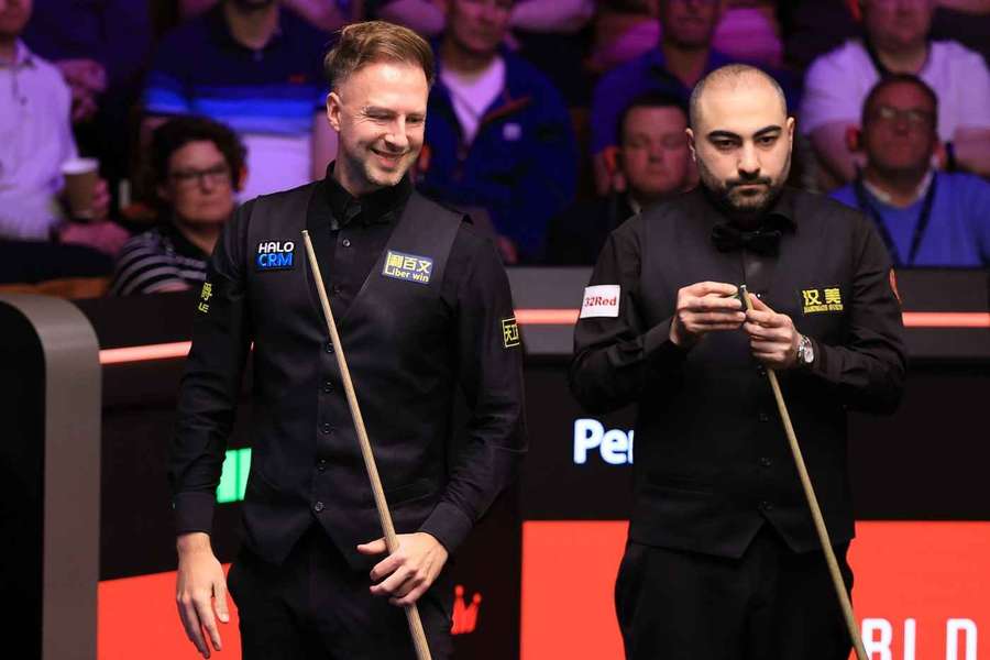 Judd Trump (l.) im Match gegen Hossein Vafei (r.).