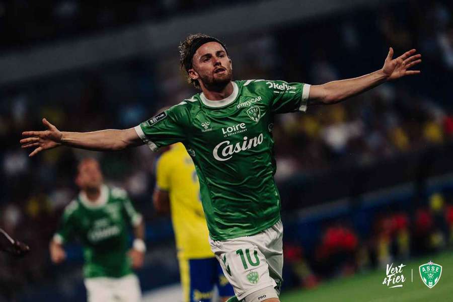 Saint-Étienne cartonne contre le promu Sochaux, Nantes déçoit pour son retour en Ligue 2 Saint-Étienne cartonne contre le promu Sochaux, Nantes déçoit pour son retour en Ligue 2