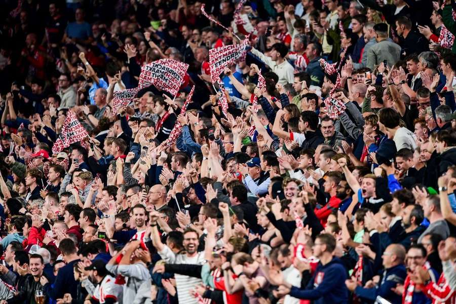 Supporters van PSV vieren de overwinning op Arsenal in oktober 2022