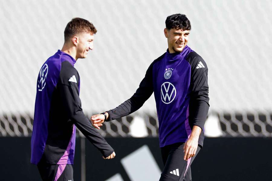 Aleksandar Pavlovic durante o treino da Alemanha