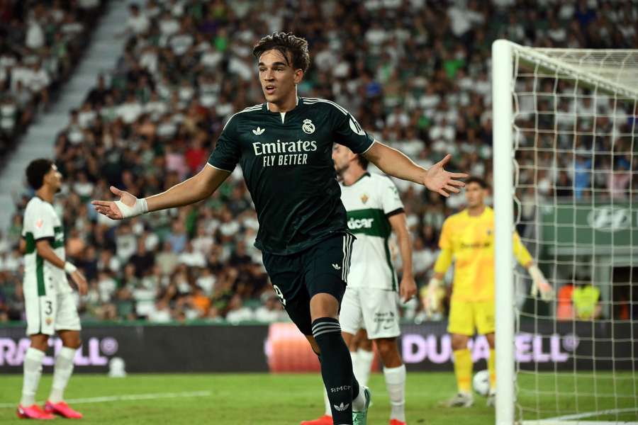 Carlos Espí rozhodl o výhře Realu nad Elche 3:2. Carlos Espí rozhodl o výhře Realu nad Elche 3:2.
