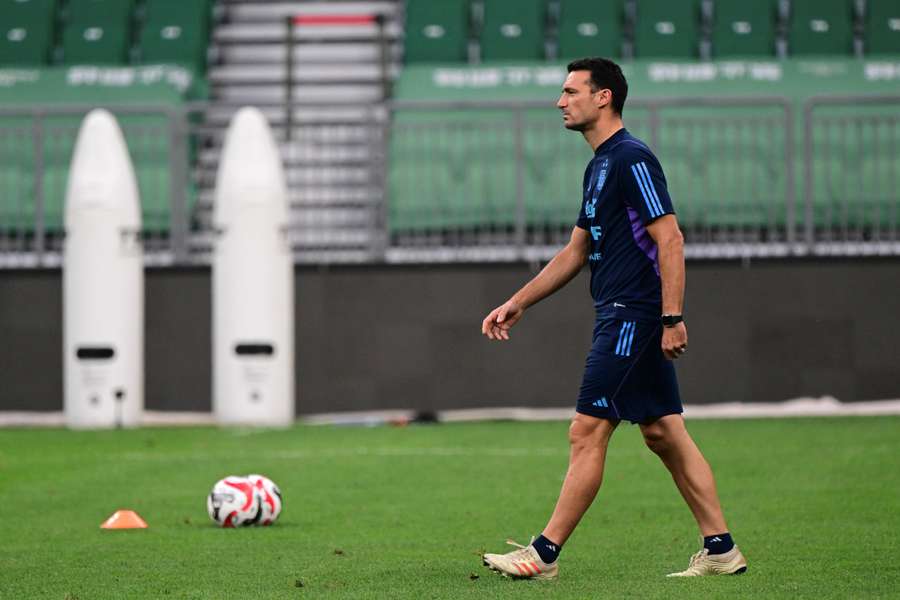 Scaloni supervise l'entraînement de l'Argentine avant le match amical contre l'Australie.