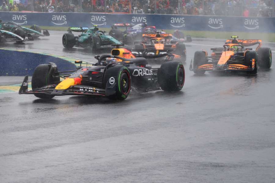 Verstappen lidera la carrera en medio de la lluvia