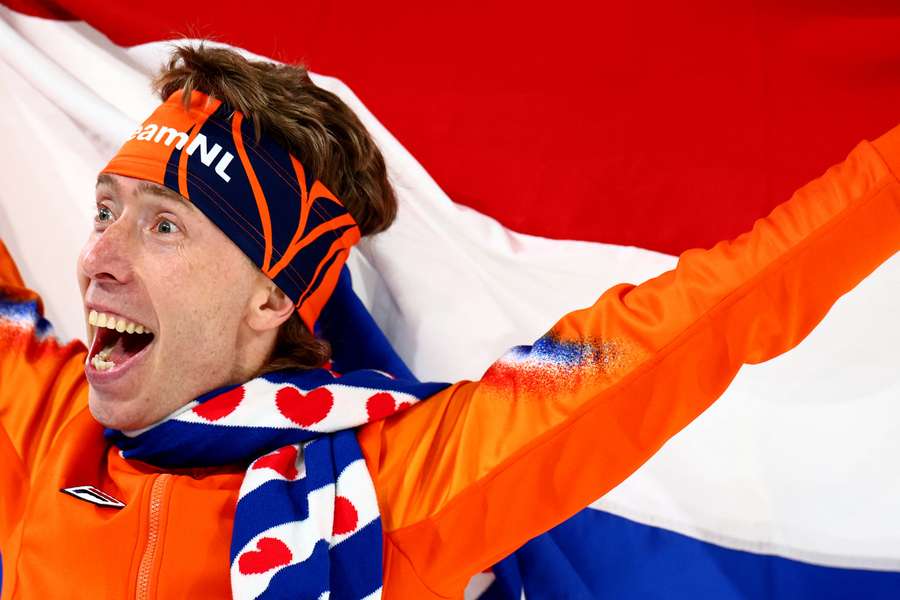 Bergsma w szaliku swojego klubu piłkarskiego - SC Heerenveen.