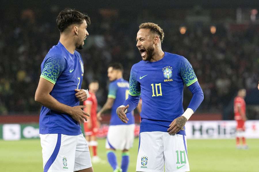 Lucas Paquetá y Neymar celebran un gol de Brasil.