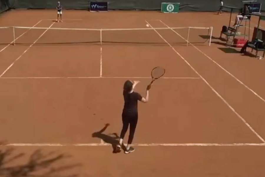 Hajar Abdelkader încearcă să servească în timpul turneului din Kenya