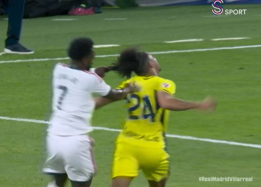 O puxão de Vini no cabelo de Saliba, do Villarreal