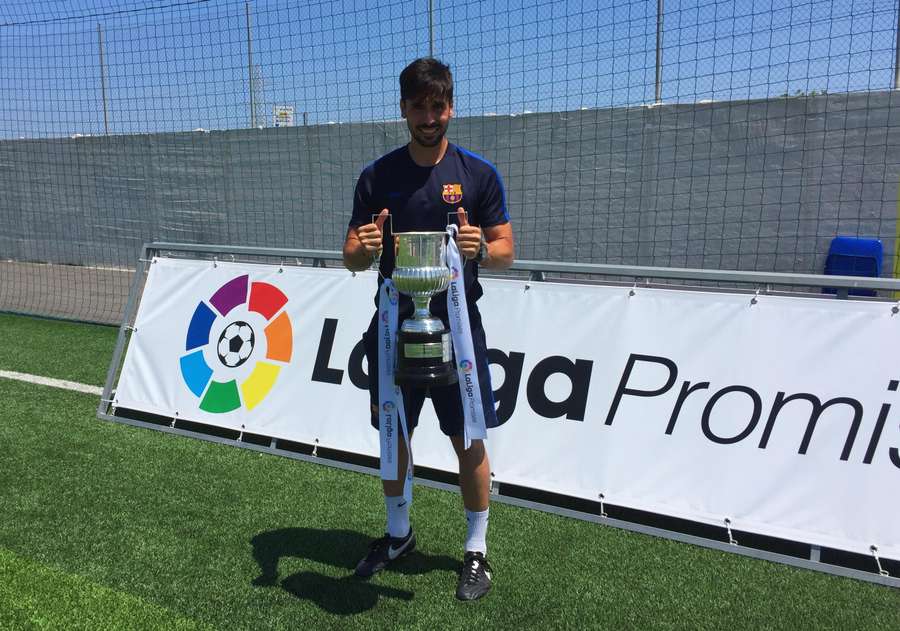Pau Moral con el trofeo de LaLiga Promises Pau Moral con el trofeo de LaLiga Promises