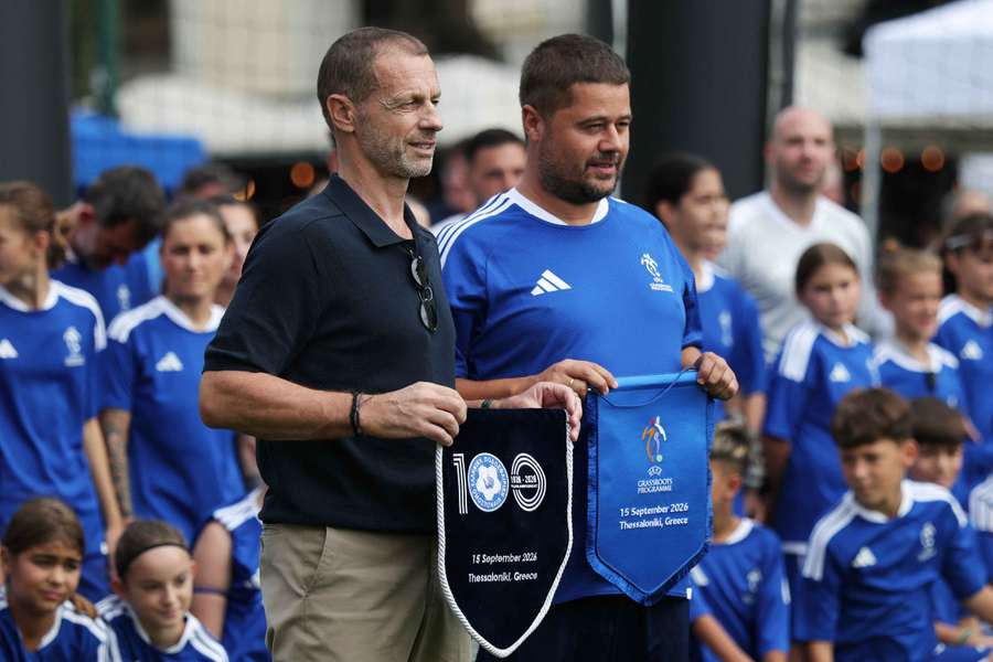 Ceferin, presidente de la UEFA, junto a su homólogo de la Federación Helena, Makis Gagatsis