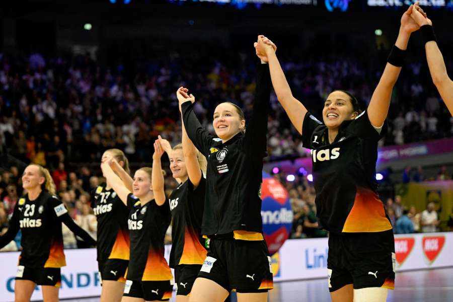 Die deutschen Handball-Frauen bejubeln den Einzug ins WM-Viertelfinale.