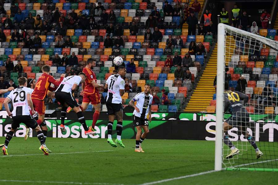 Hlavička kapitána AS Bryana Cristanteho rozhodla dohrávku s Udinese.