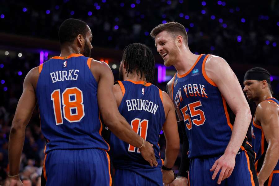 Burks, Brunson e Isaiah Hartenstein festejam pelos Knicks