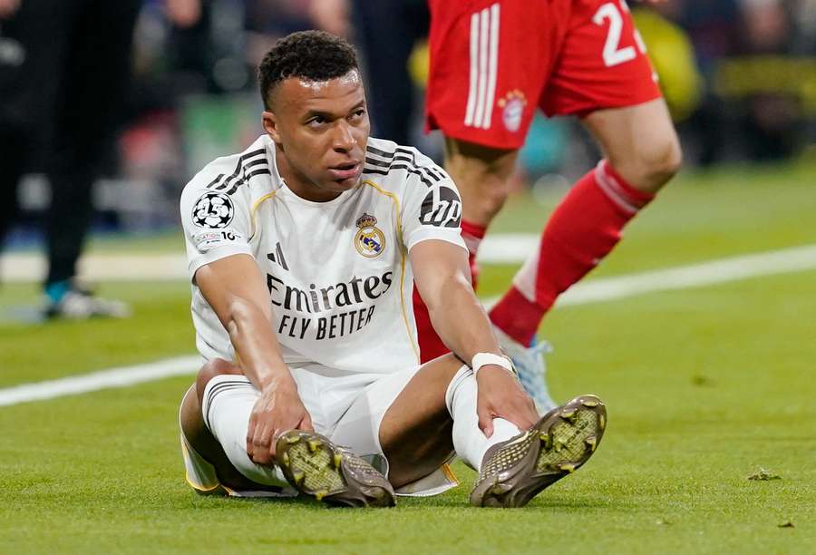 Kylian Mbappé a terra nell'andata di Champions contro il Bayern