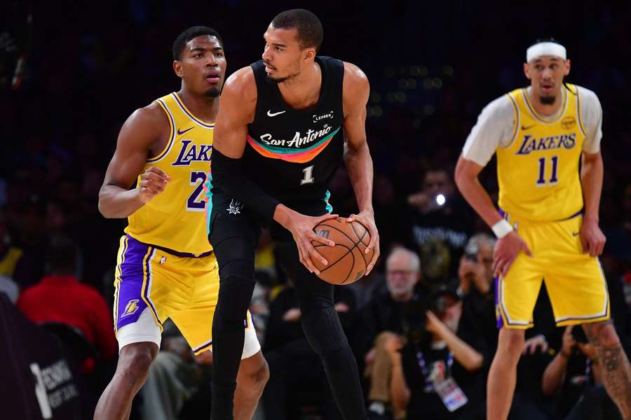 Los Lakers se hunden sin LeBron ni Doncic frente a San Antonio (108-136)