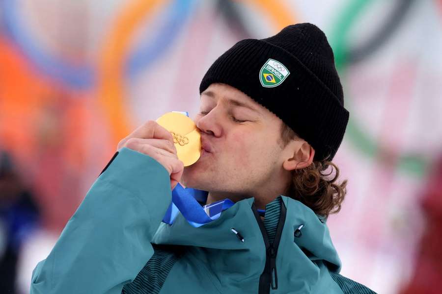 Lucas Pinheiro Braathen beija medalha de ouro do slalom em Milão-Cortina