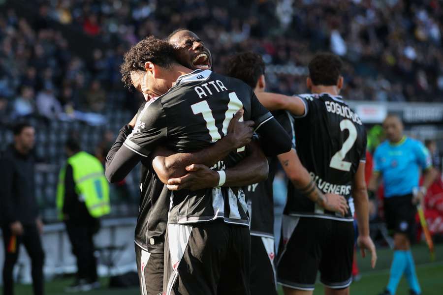 Atta abbraccia Davis dopo il secondo gol friulano Atta abbraccia Davis dopo il secondo gol friulano