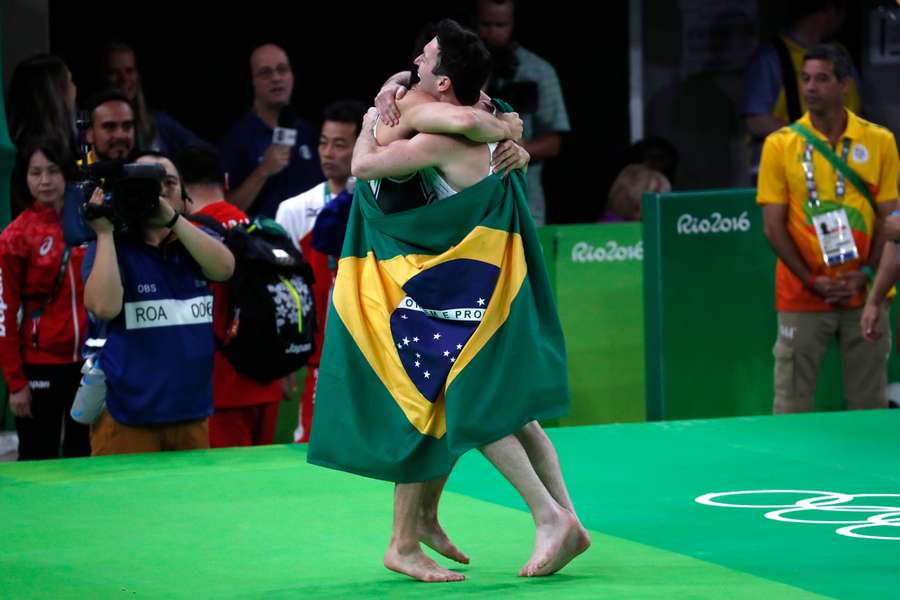 Dos gimnastas brasileños celebran un resultado en Rio 2016.