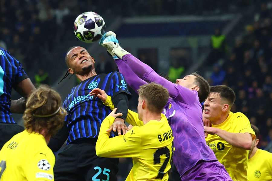 Sonderlob für Haikin, dem in Mailand sechs Paraden gelungen sind Sonderlob für Haikin, dem in Mailand sechs Paraden gelungen sind