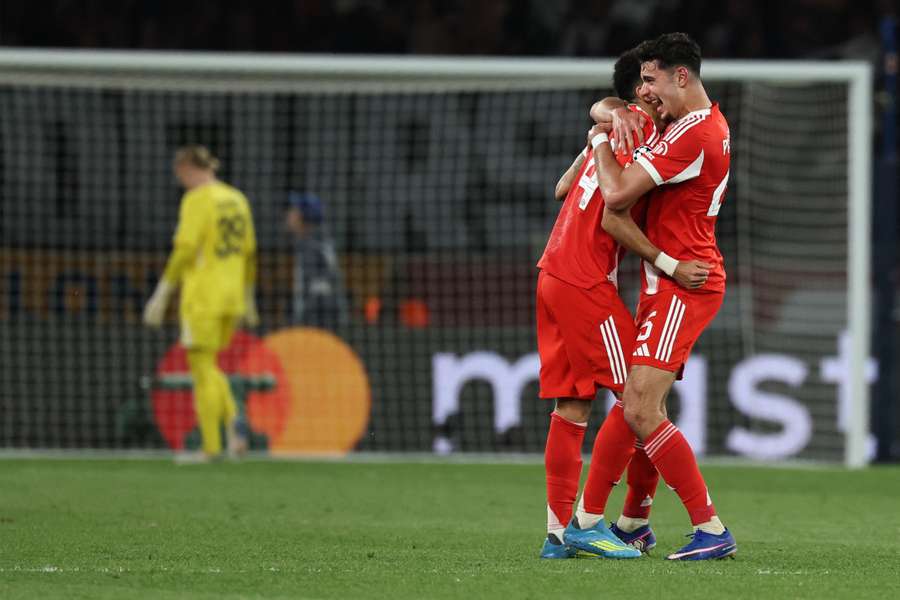 Luis Diaz świętuje z Aleksandarem Pavloviciem po zdobyciu czwartej bramki dla swojej drużyny w Lidze Mistrzów UEFA