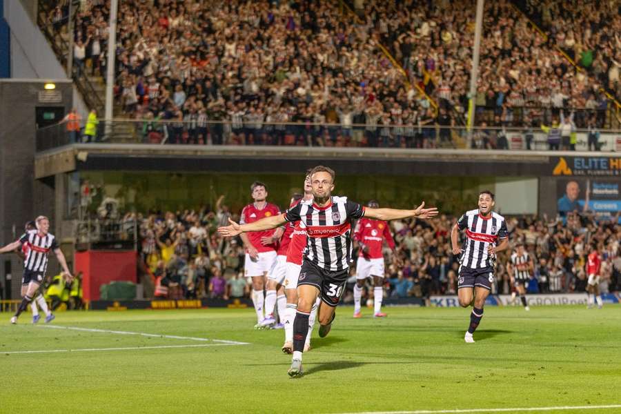 Grimsby vyradilo z Ligového pohára Manchester United.