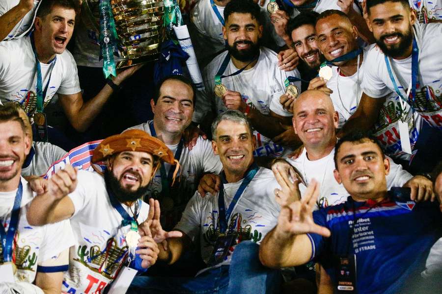 Marcelo Paz e elenco do Fortaleza celebram o título da Copa do Nordeste