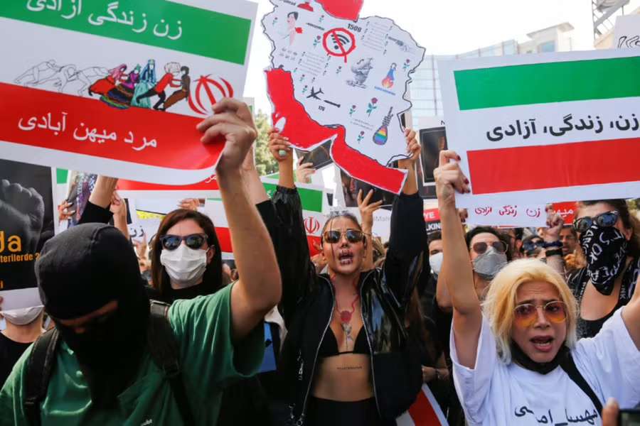 Protestos eclodiram em todo o Irã depois que mulher morreu sob custódia policial