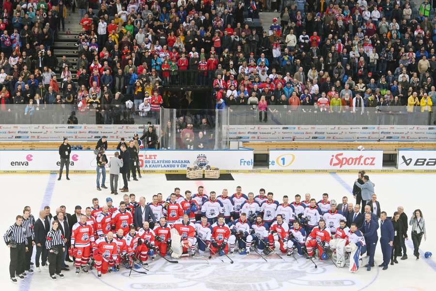 Exhibici bývalých českých a slovenských hokejistů sledovala vyprodaná O2 arena