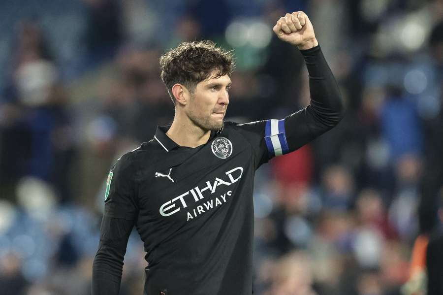 John Stones decide o futuro no Manchester City