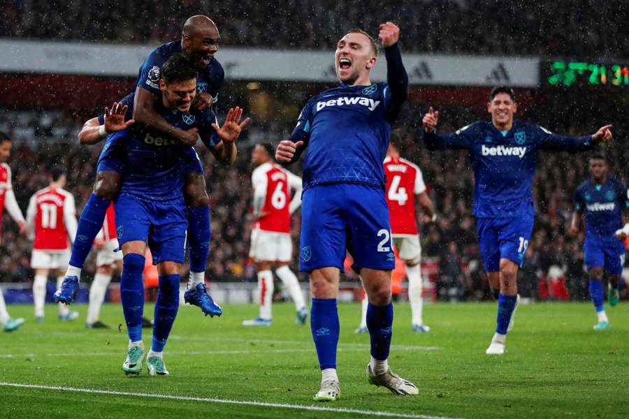 Jarrod Bowen celebra mientras Konstantinos Mavropanos dobla la ventaja del West Ham sobre el Arsenal