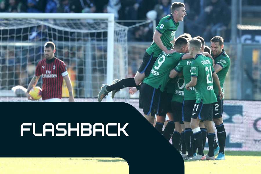 L'Atalanta festeggia il 5-0 contro il Milan mentre Romagnoli raccoglie il pallone dalla rete