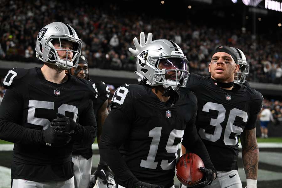 Los jugadores de los Raiders celebran uno de los touchdowns del partido