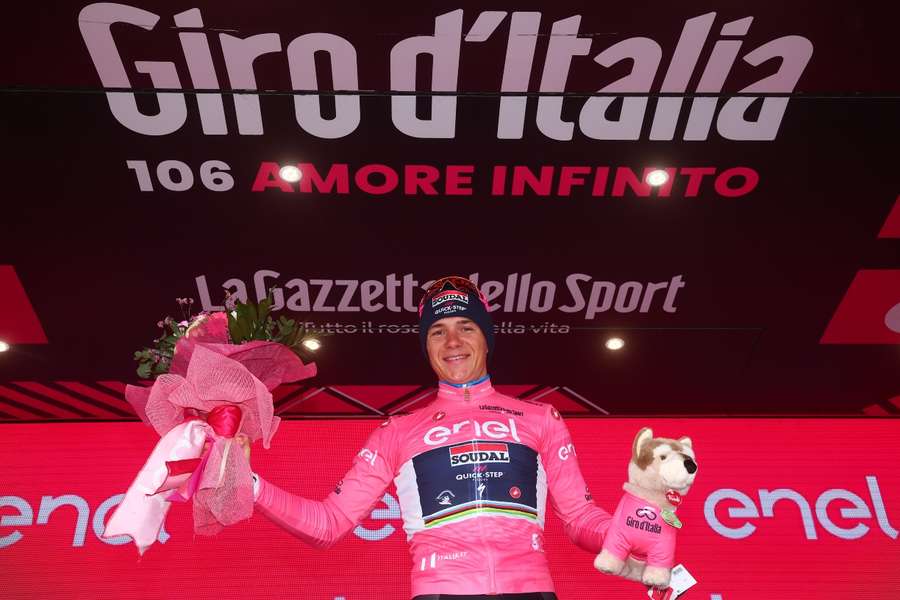 Evenepoel celebra su última victoria de etapa en el Giro