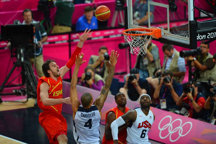 Pau Gasol lanza a canasta ante Estados Unidos en la final de Londres 2012