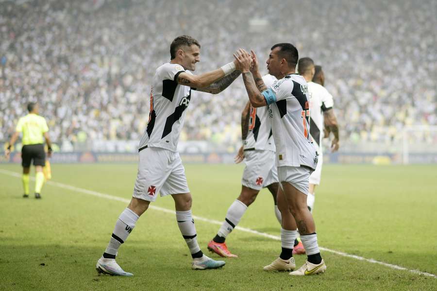 Vasco bateu o Galo no Maracanã