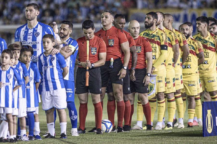 Jogadores de Paysandu e Brusque perfilados antes de a bola rolar