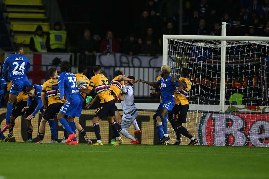 O salto de Ebuehi para o golo da vitória do Empoli