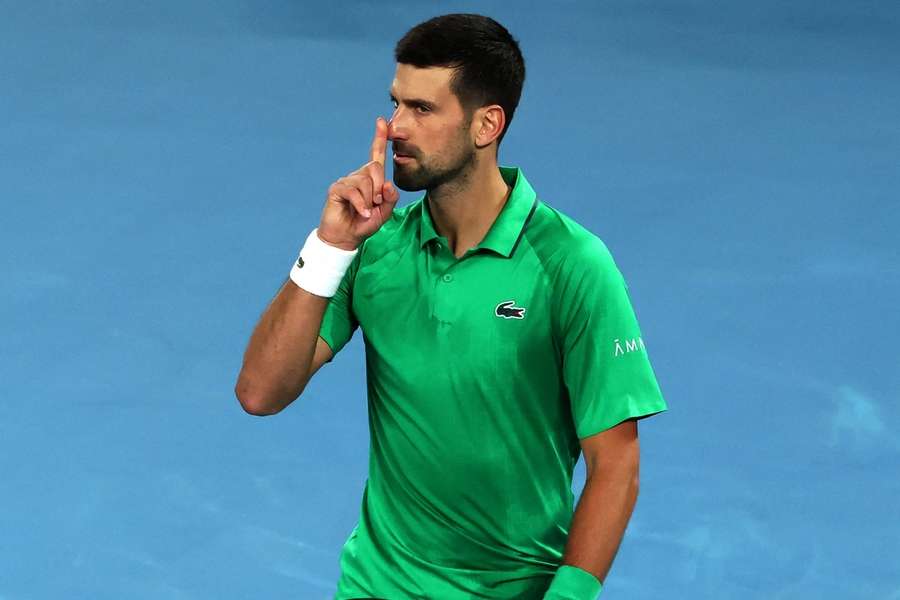 Djokovič jen těsně unikl diskvalifikaci. Djokovič jen těsně unikl diskvalifikaci.